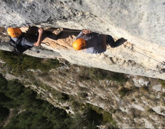 Pegados a la pared de roca